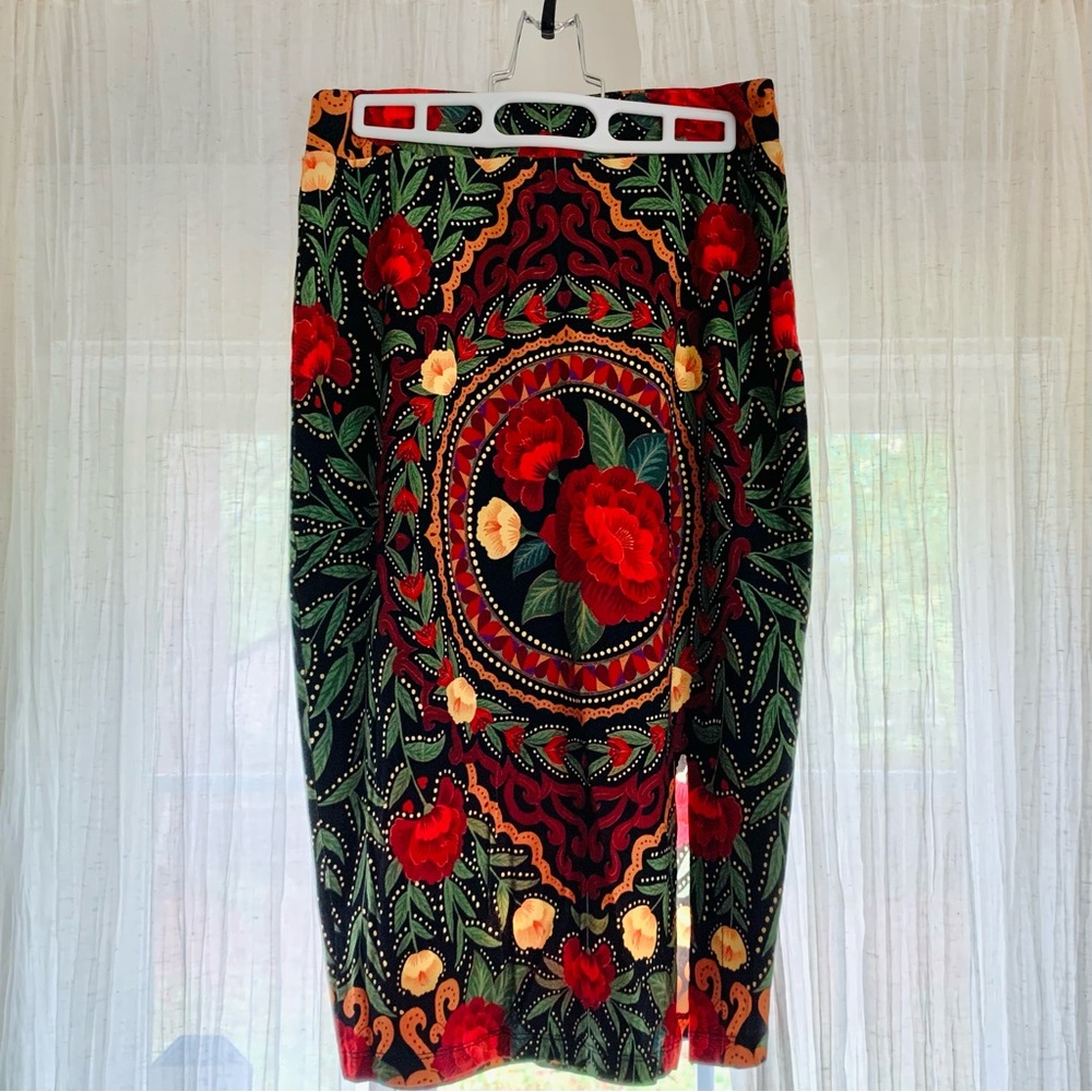 NWOT Farm Rio Stretch Rose Skirt with Slit (XS but fits S)